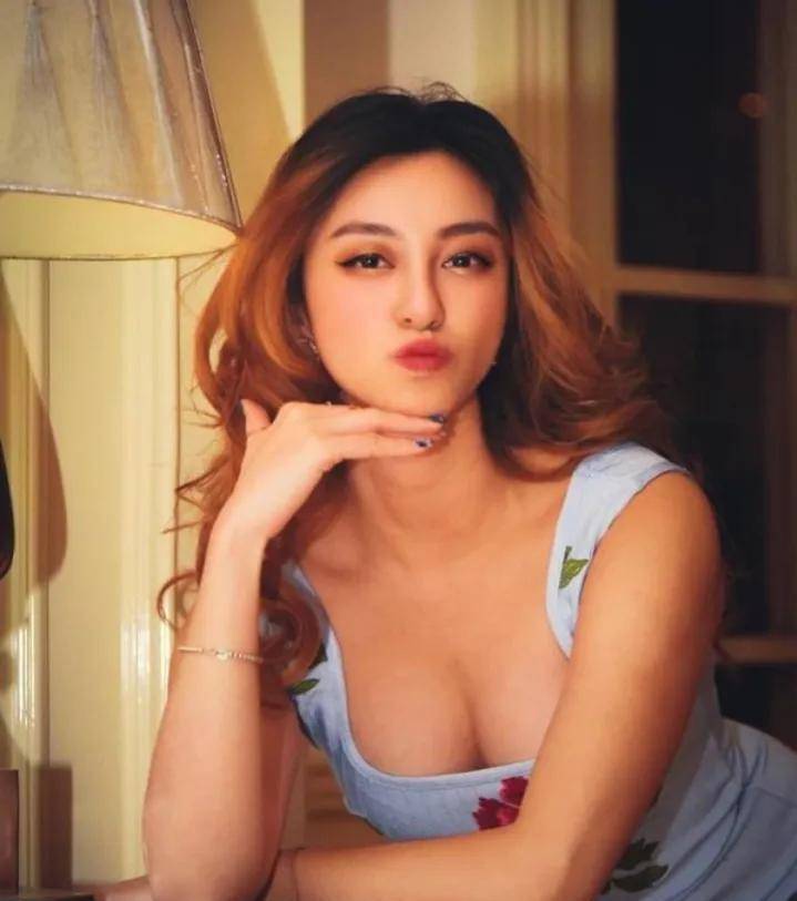 香港小姐亚军许子萱任期缺席活动<strong></p>
<p>美林证券</strong>，被网友批人品差，激動留言反击
