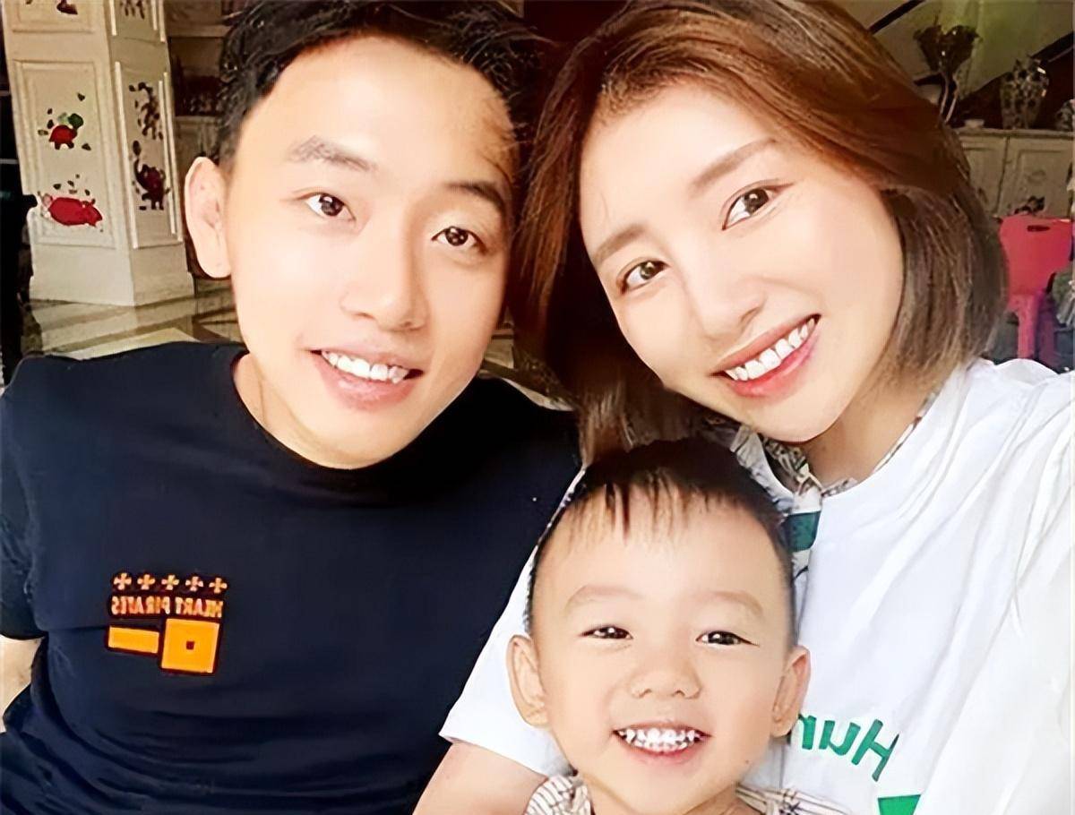 事发：体操女神周捷嫁1米58奥运五金王邹凯<strong></p>
<p>外汇捷凯</strong>，儿女双全，生活幸福