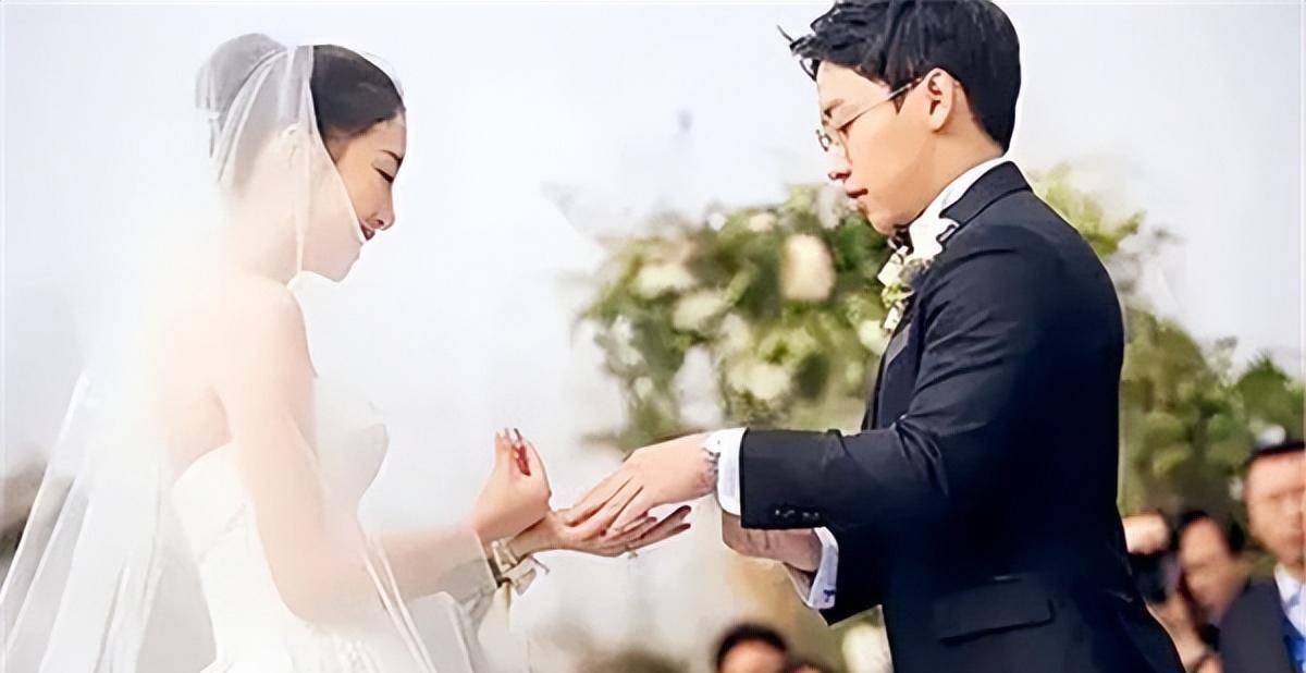 事发：体操女神周捷嫁1米58奥运五金王邹凯<strong></p>
<p>外汇捷凯</strong>，儿女双全，生活幸福