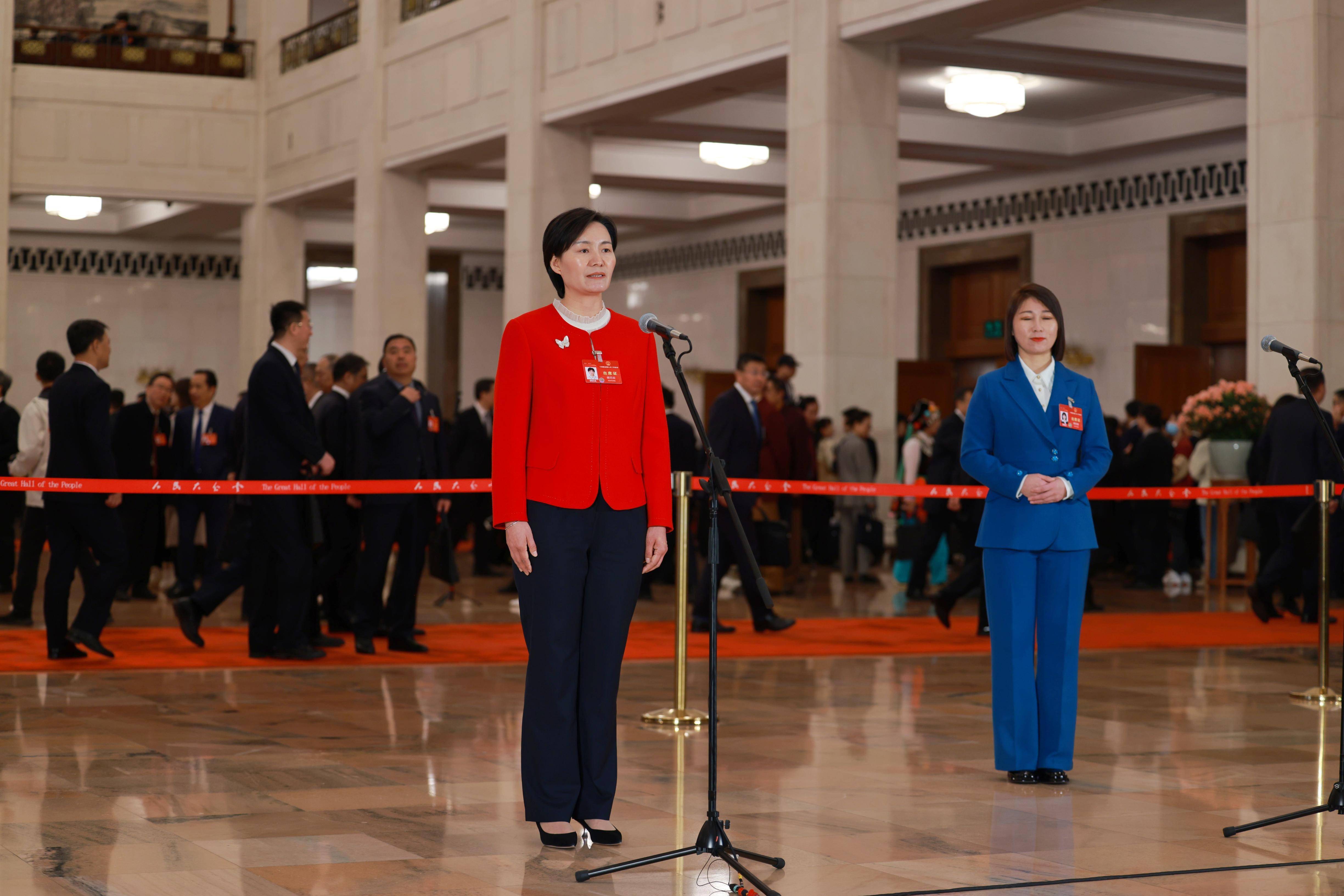 北京团代表亮相代表通道<strong></p>
<p>桃子</strong>，岳巧云：桃子+科技，开辟致富新路