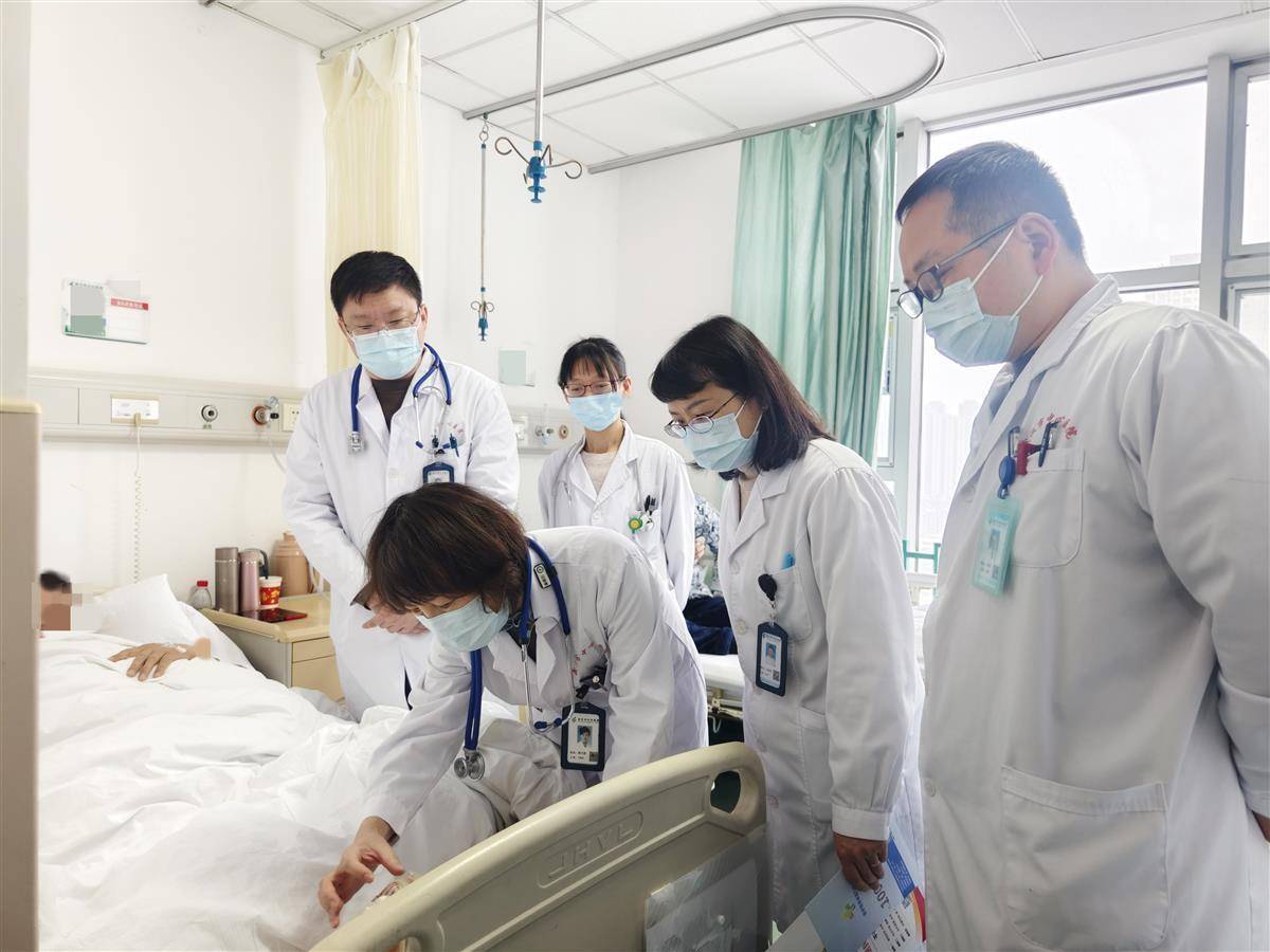 男子脚长巨大痛风石肿成“桃子”<strong></p>
<p>桃子</strong>，关节骨质被“啃噬”破坏