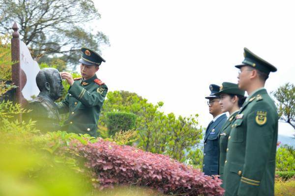 清明祭英烈 | 武警重庆总队官兵深切缅怀康波烈士