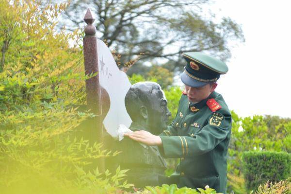 清明祭英烈 | 武警重庆总队官兵深切缅怀康波烈士
