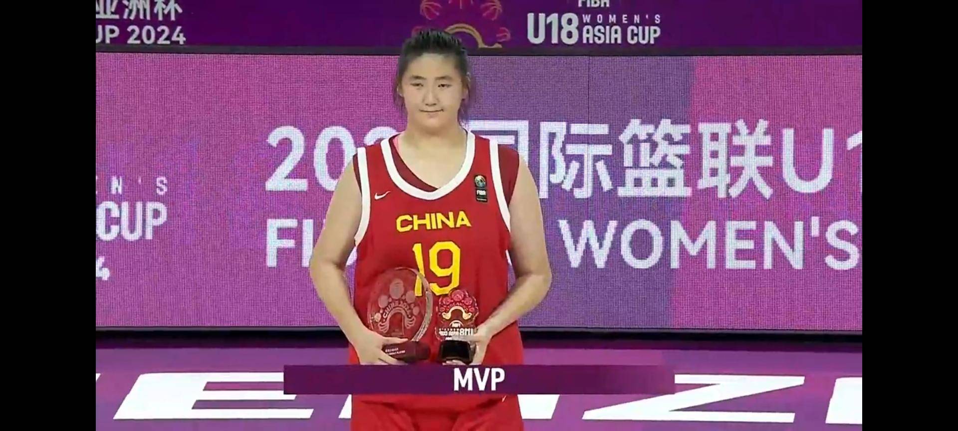 中国U18女篮获亚锦赛银牌 2米24张子宇获评赛事最有价值球员