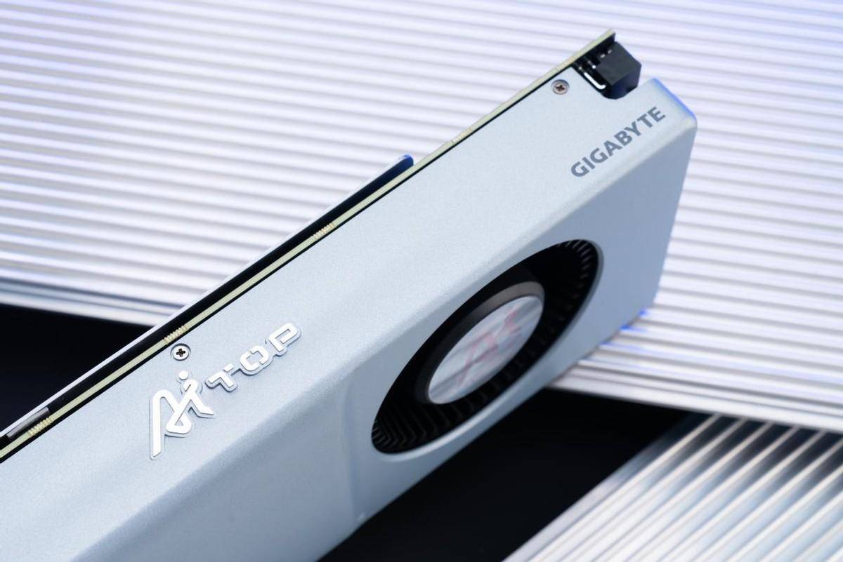 一看就是高级货<strong></p>
<p>Coinsuper</strong>，涡轮散热版RTX 4070 Ti SUPER测评