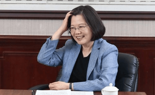 果然没让大陆失望！蔡英文凌晨返台<strong></p>
<p>ACX</strong>，下飞机前讲出3个词，民进党底牌打光