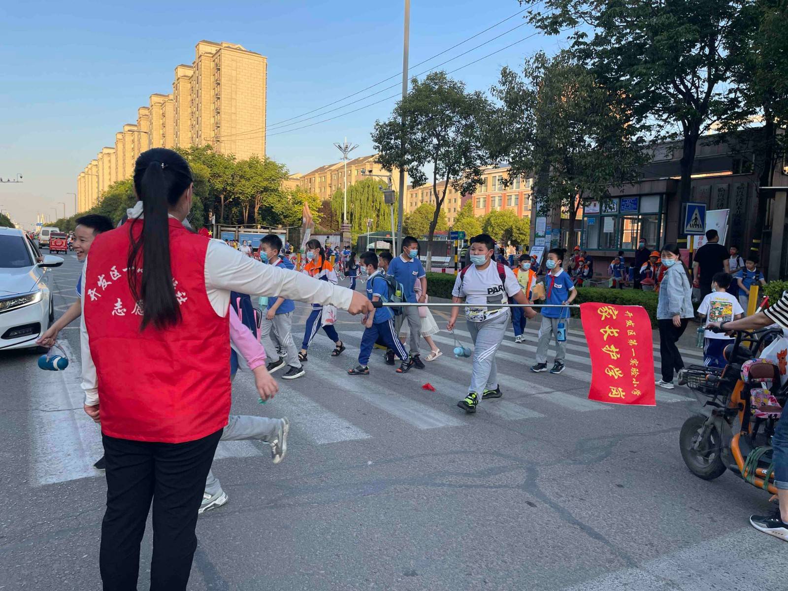 调查称近8成网友反对学校设置家长“护学岗”：真遇到歹徒咋办<strong></p>
<p>ACX</strong>？