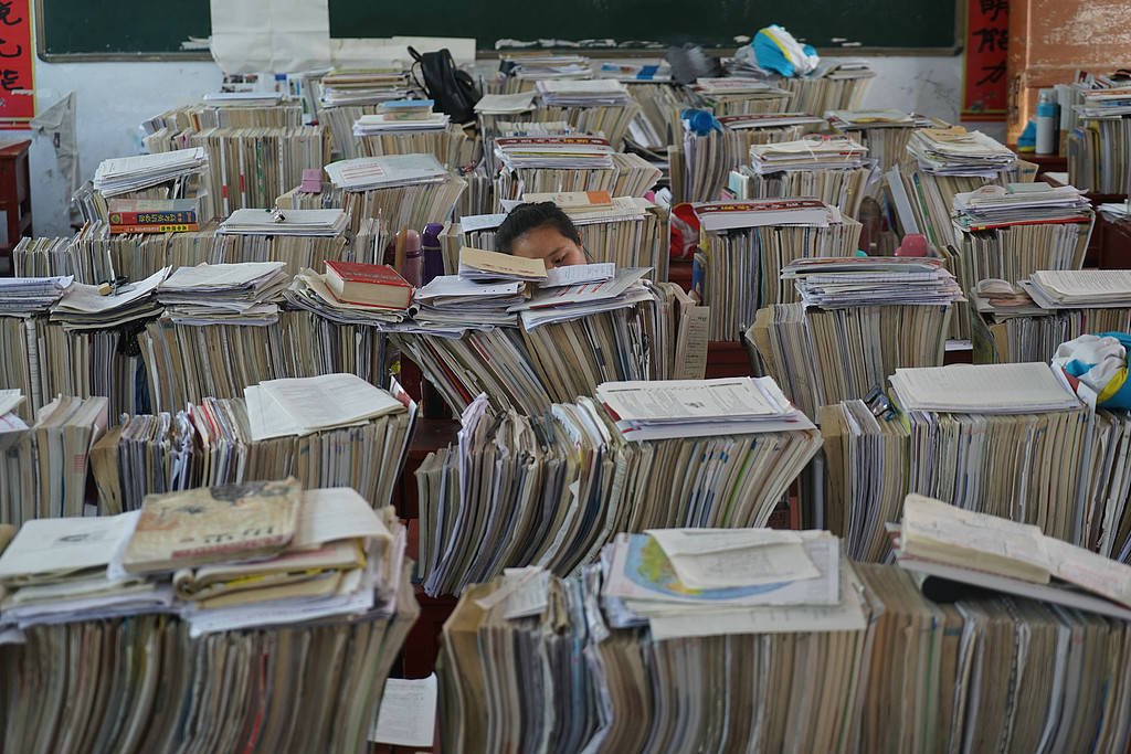 高中生上自习课抬头算违纪<strong></p>
<p>BBC</strong>？别把学生当学习机器