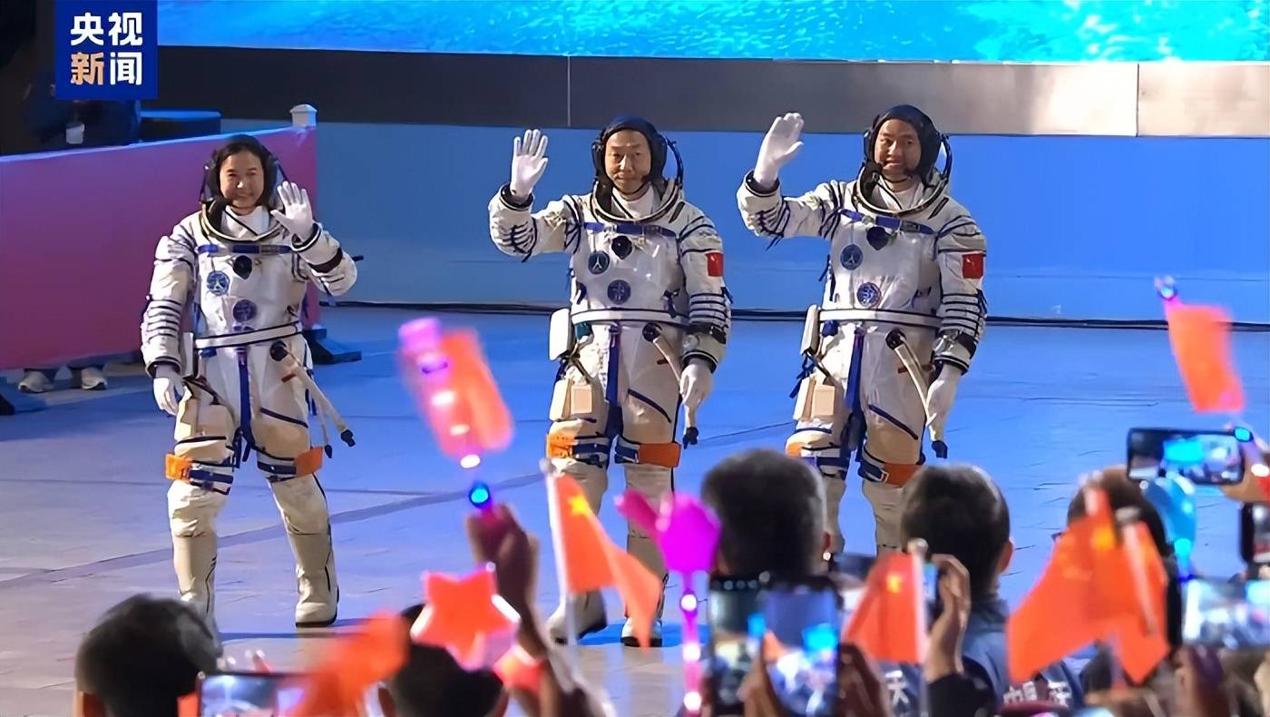“90后”初上太空！“敦煌的女儿”樊锦诗现身出征仪式<strong></p>
<p>坚果</strong>，见证神舟十九号发射高燃瞬间