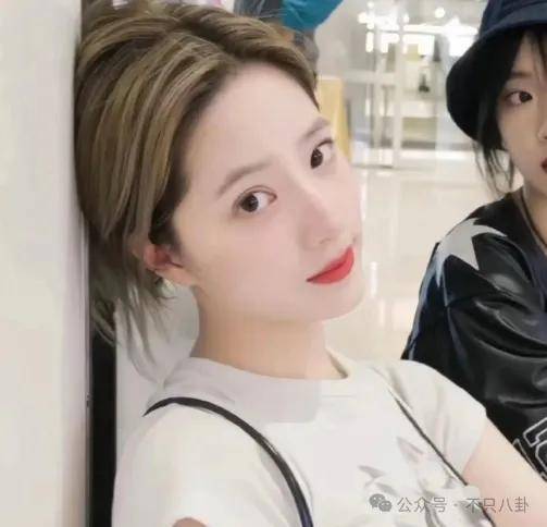前几年还被嘲长得土<strong></p>
<p>坚果</strong>，如今逆袭成大美女了？！