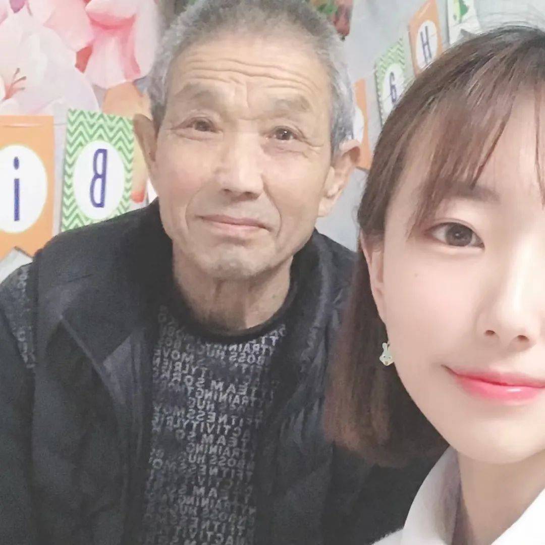 孙女给去世4年的姥爷手机发短信“小气的老头<strong></p>
<p>CEX</strong>，来梦里看看我吧”，竟收到暖心回复！