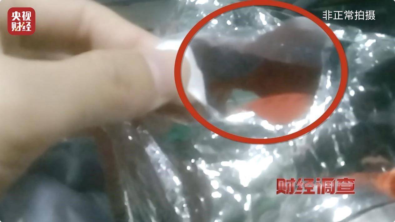 用手一撕就破、戴了不如不戴<strong></p>
<p>币蓝</strong>，央视起底不防毒的防毒面具