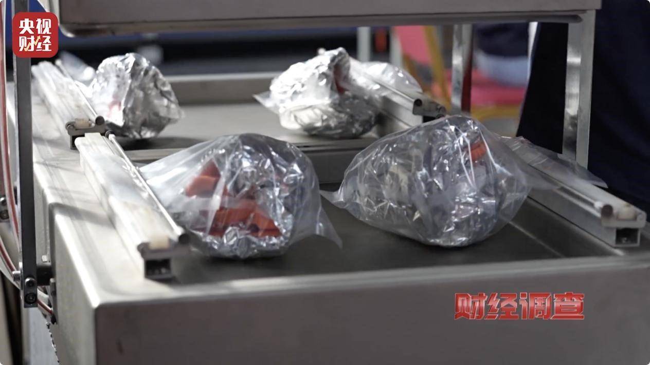 用手一撕就破、戴了不如不戴<strong></p>
<p>币蓝</strong>，央视起底不防毒的防毒面具