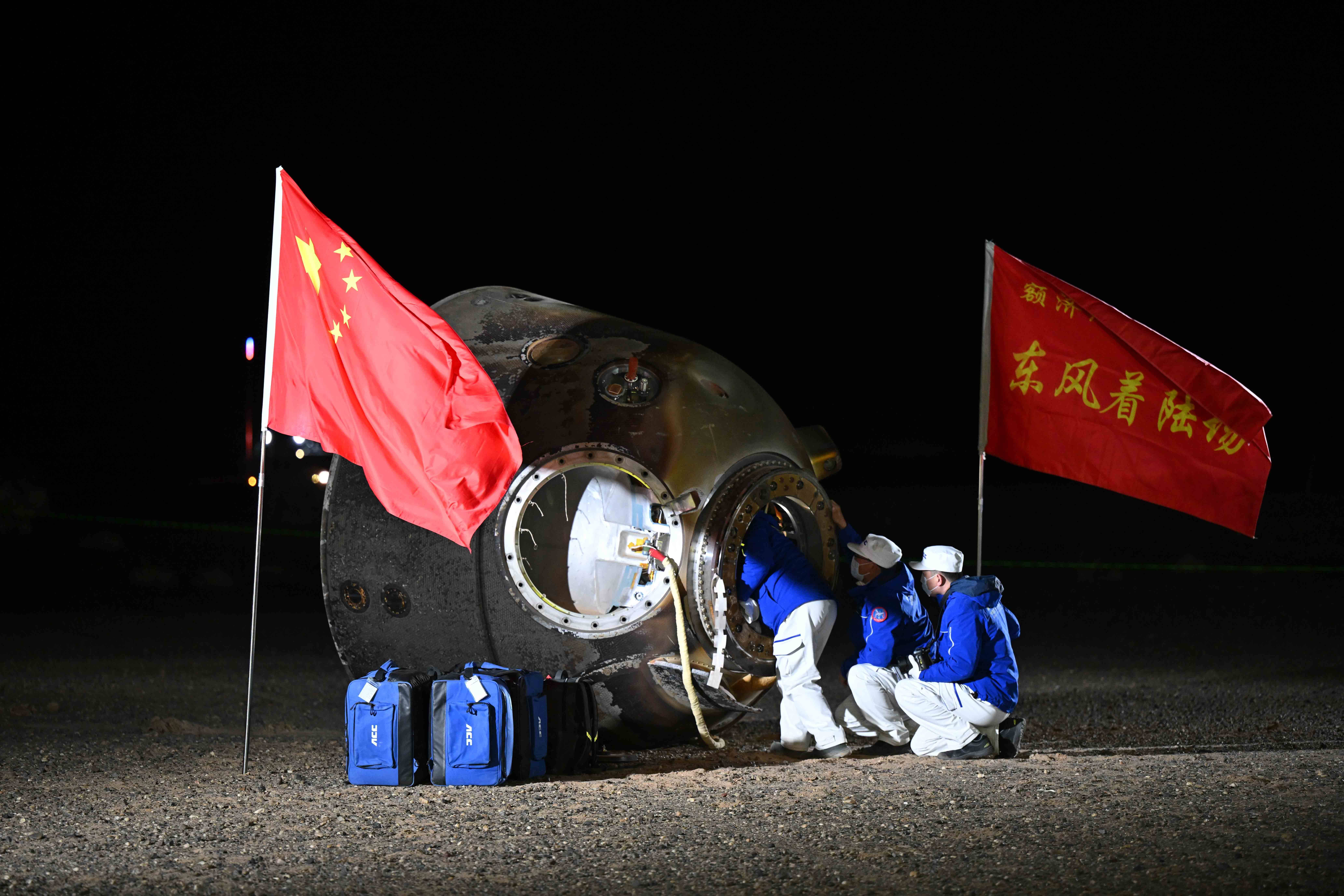 返回舱着陆最后一米<strong></p>
<p>币蓝</strong>，4台着陆反推发动机10毫秒内同时点火
