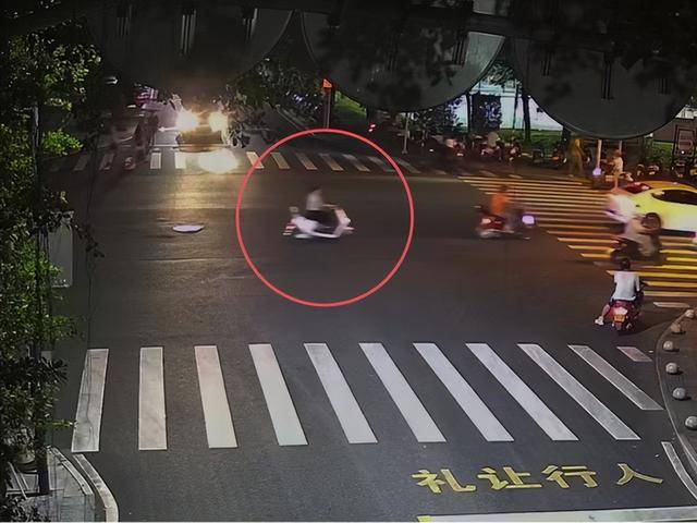 一女子肇事逃逸后仍去逛街<strong></p>
<p>币蓝</strong>，被抓后竟称：是路人劝我走的