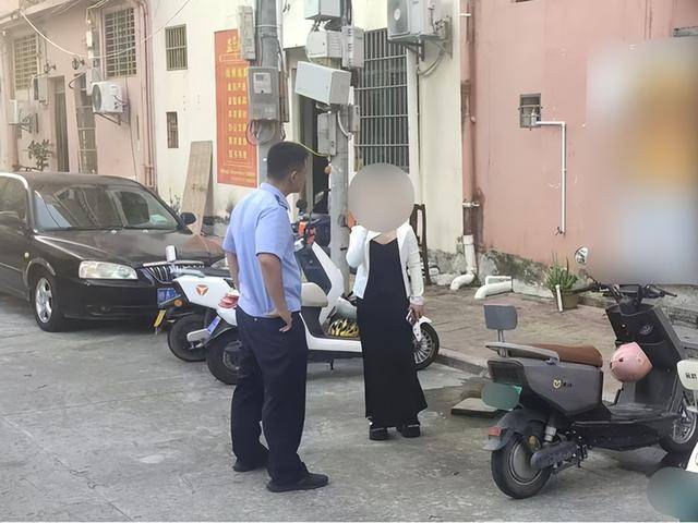 一女子肇事逃逸后仍去逛街<strong></p>
<p>币蓝</strong>，被抓后竟称：是路人劝我走的