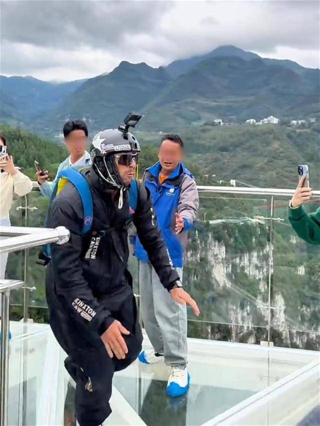视频疯传！外国男子云南跳伞开伞失败<strong></p>
<p>币蓝</strong>，急速坠落？景区澄清：视频不完整，开伞成功了