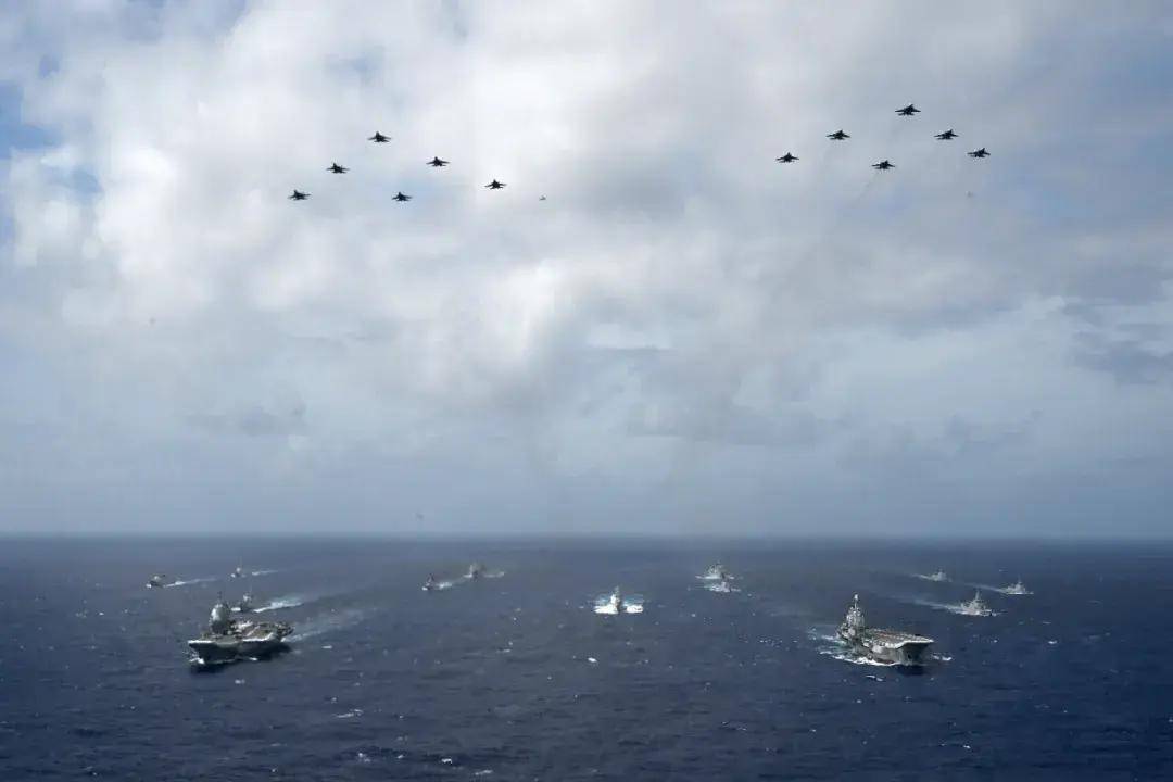 中国首个双航母战斗群横空出世<strong></p>
<p>币蓝</strong>！歼-15B/D居然悄悄装备这么多了？