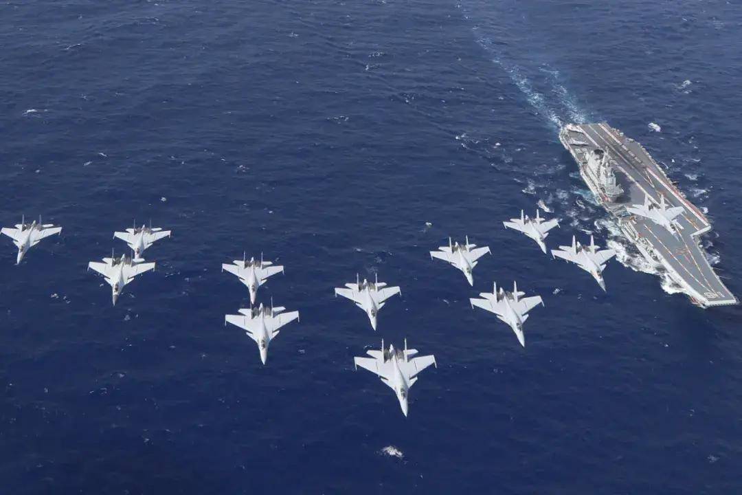 中国首个双航母战斗群横空出世<strong></p>
<p>币蓝</strong>！歼-15B/D居然悄悄装备这么多了？