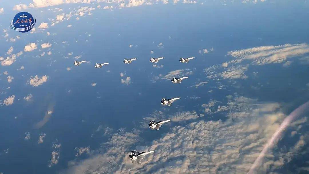 中国首个双航母战斗群横空出世<strong></p>
<p>币蓝</strong>！歼-15B/D居然悄悄装备这么多了？
