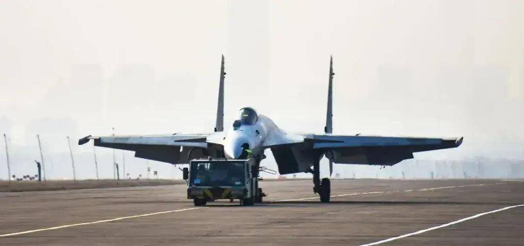 中国首个双航母战斗群横空出世<strong></p>
<p>币蓝</strong>！歼-15B/D居然悄悄装备这么多了？
