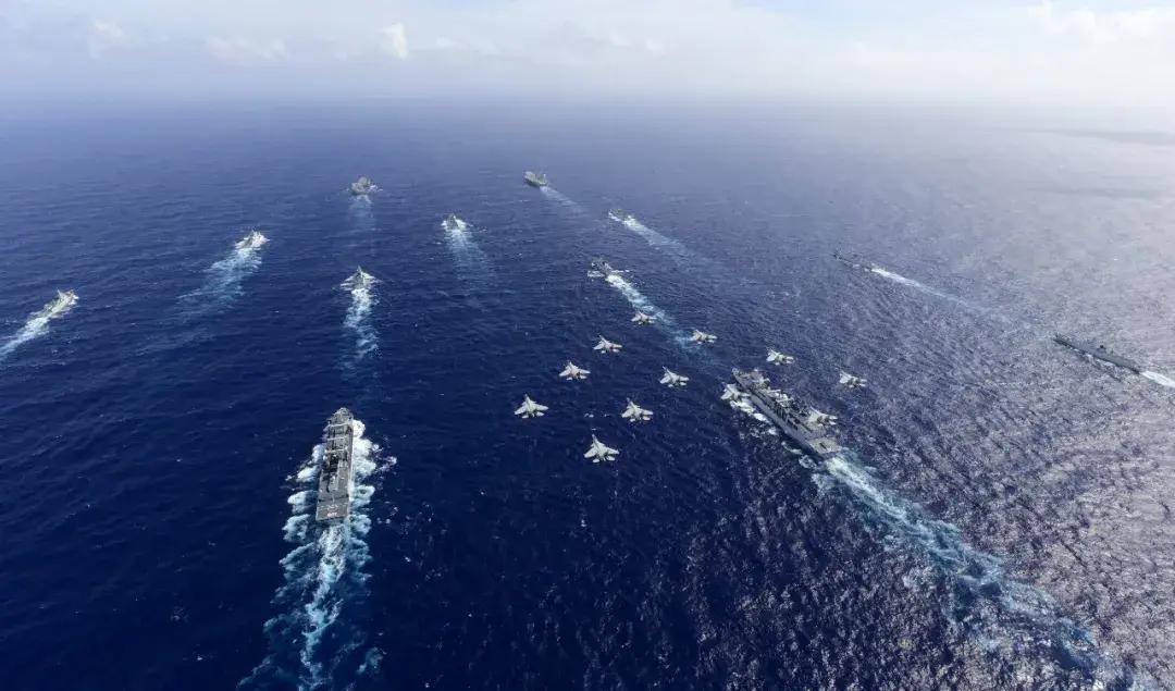 中国首个双航母战斗群横空出世<strong></p>
<p>币蓝</strong>！歼-15B/D居然悄悄装备这么多了？