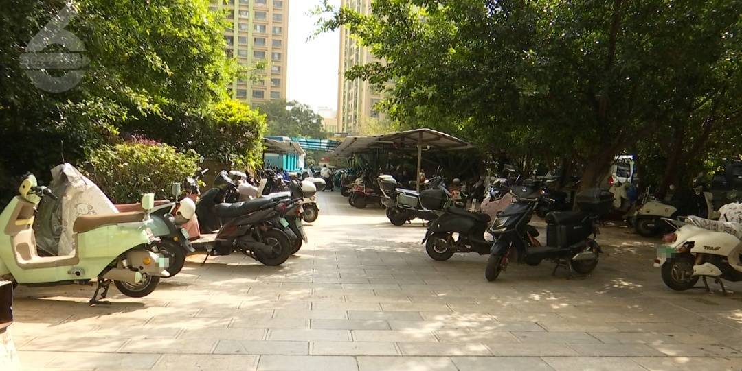 拒绝电动车乘电梯上楼<strong></p>
<p>币蓝</strong>！昆明一小区阻车神器“上岗”