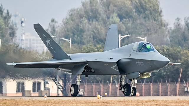 歼-35A正式官宣<strong></p>
<p>艾戴克斯</strong>，命名格式意味深长：航母新舰载机上舰指日可待？
