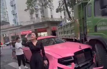 撞上劳斯莱斯的货车只有100万保险<strong></p>
<p>艾戴克斯</strong>，被撞车主回应