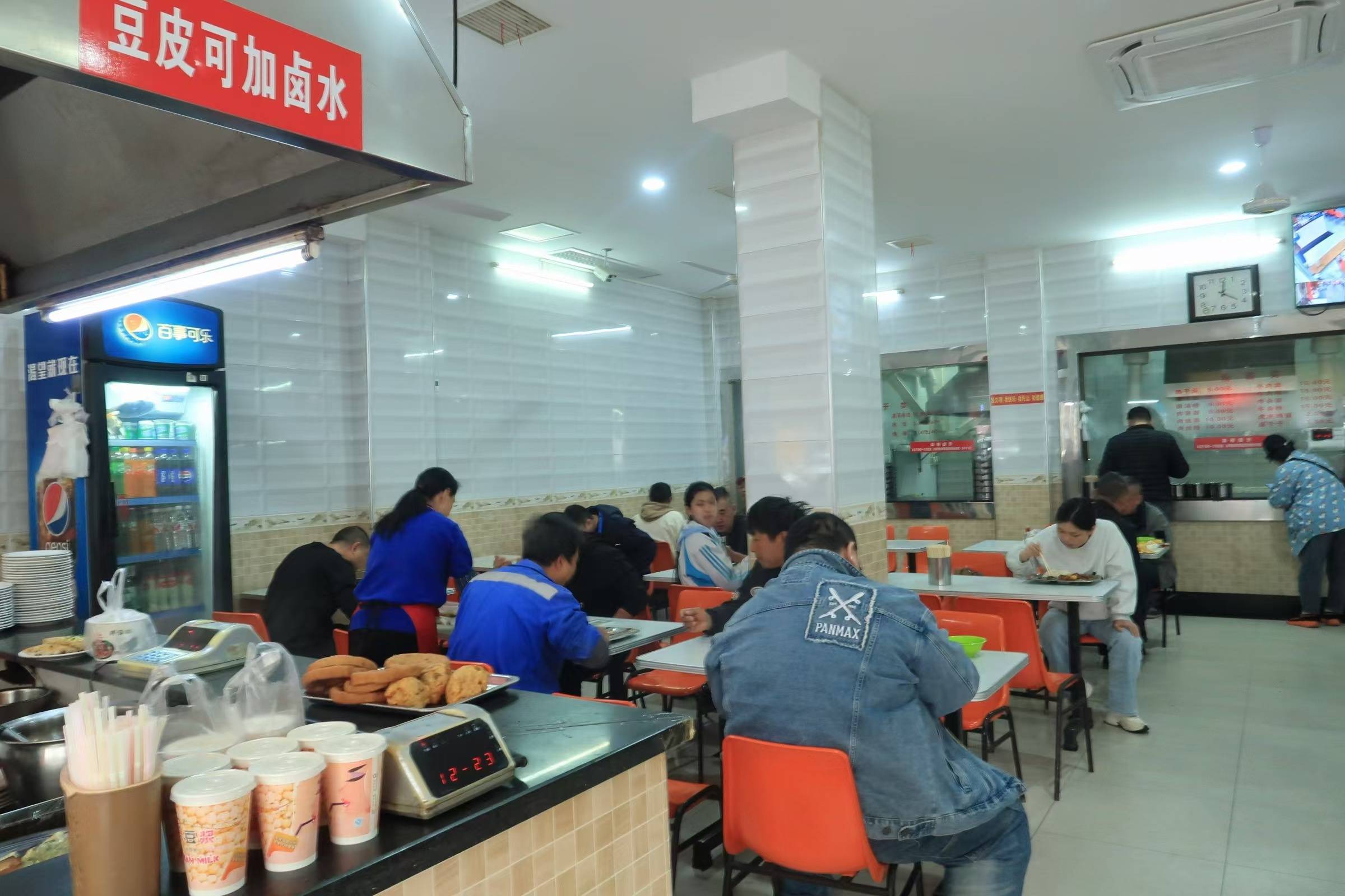 武汉一小吃店贴出“免费吃饱”告示<strong></p>
<p>Coinsquare</strong>，店主：有困难就来，不用不好意思