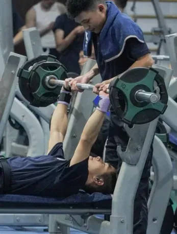 “八块腹肌和胸肌我都看习惯了”<strong></p>
<p>Luno</strong>！浙江这所高校的健身房太火爆