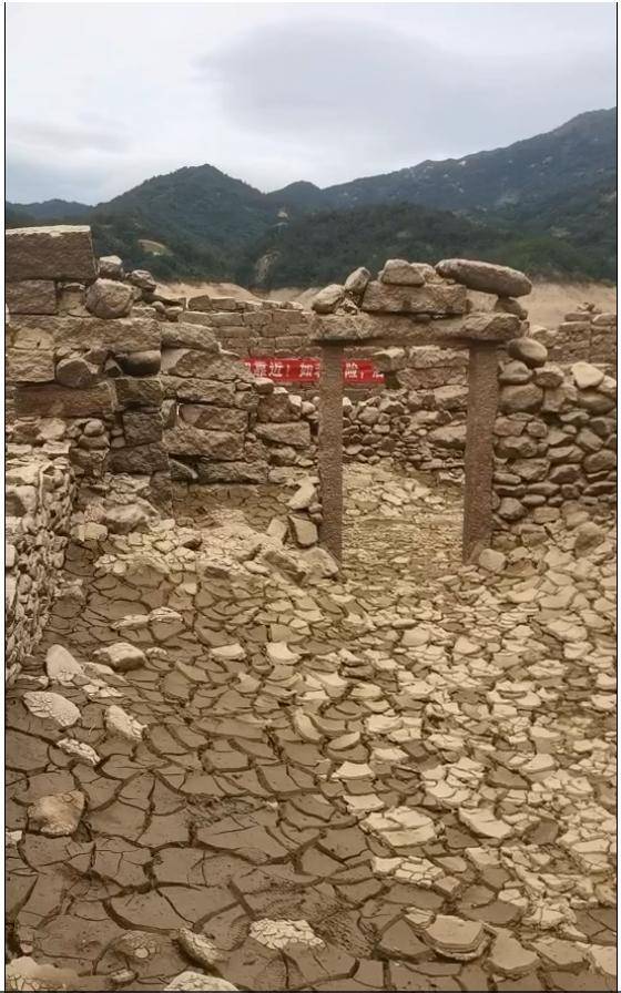水库枯竭后惊现“古村落遗址”？当地回应：危险<strong></p>
<p>鹿网</strong>！别去！