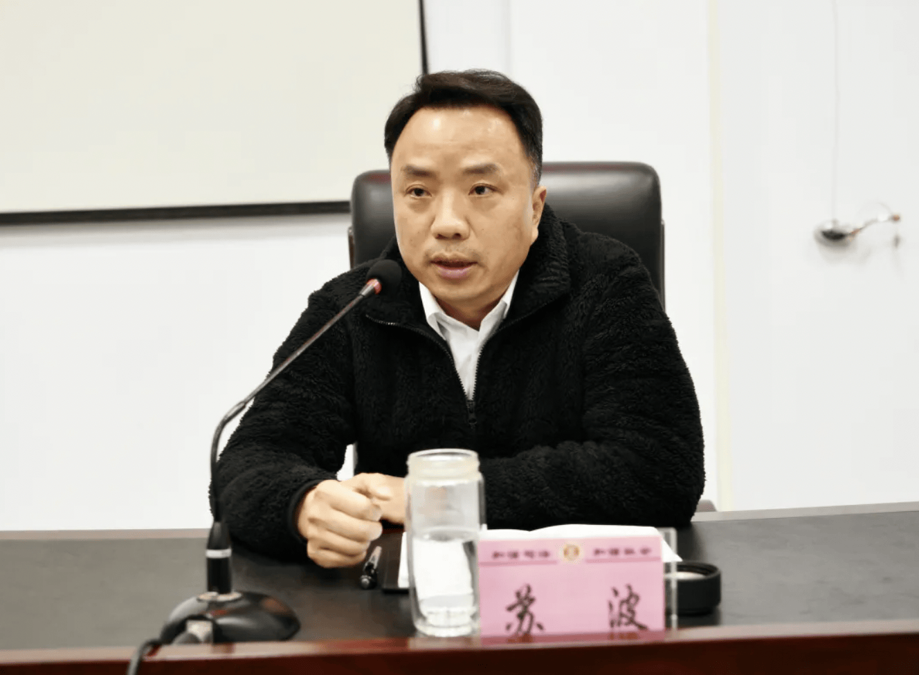 身为法院副院长<strong></p>
<p>币牛</strong>，他长期脱岗旷工、迟到早退！