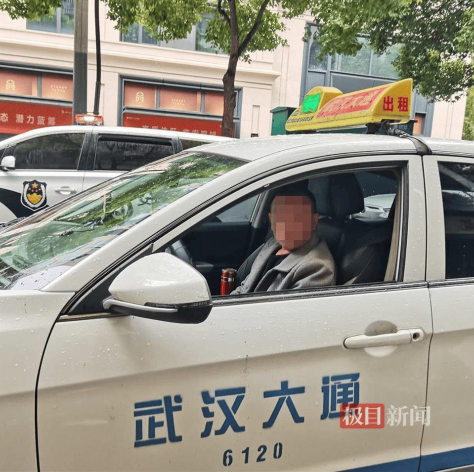 “能开快点吗？我杀人了”<strong></p>
<p>goubi</strong>，犯罪嫌疑人乘出租车欲跨城逃跑，被的哥机智拖住最终被抓捕