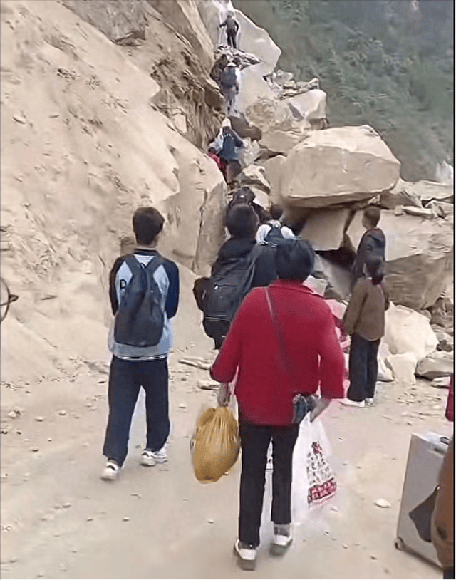 学生攀爬堵路巨石上学令人揪心<strong></p>
<p>狗狗币</strong>，当地回应：系道路施工偶发特殊状况
