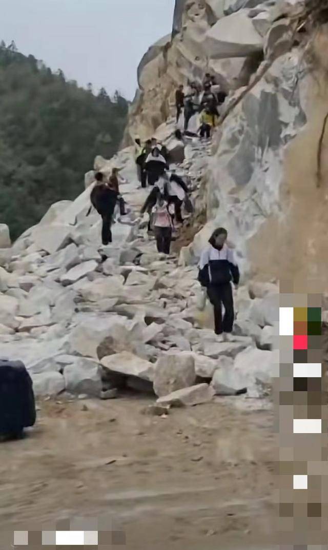 学生攀爬堵路巨石上学令人揪心<strong></p>
<p>狗狗币</strong>，当地回应：系道路施工偶发特殊状况
