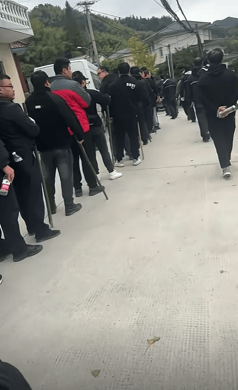 浙江发生重大刑案嫌犯在逃<strong></p>
<p>狗狗币</strong>，知情人：村民在公厕发现人体组织报警
