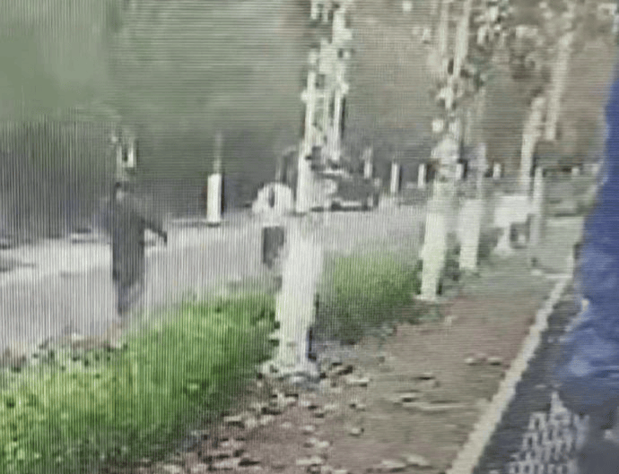 男子露下体尾随十几岁女孩<strong></p>
<p>二狗币</strong>，已被警方抓获