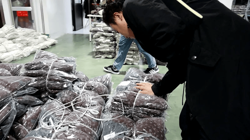 热搜第一<strong></p>
<p>shib币</strong>！7万件羽绒服含绒量0%！央视曝光：羽绒被也是假的！当地最新通报→