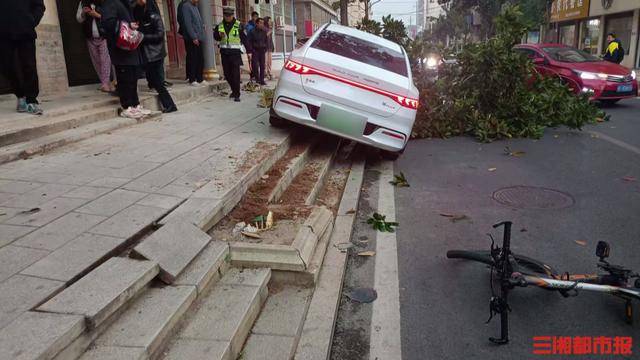 后座孩子喊爸爸<strong></p>
<p>shib币</strong>，司机回头瞬间撞树撞人
