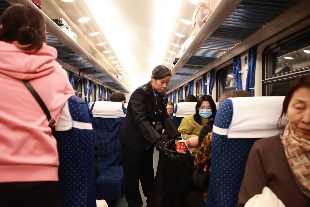 这趟北京始发的绿皮车站站停<strong></p>
<p>shib币</strong>，但旅客都说好——
