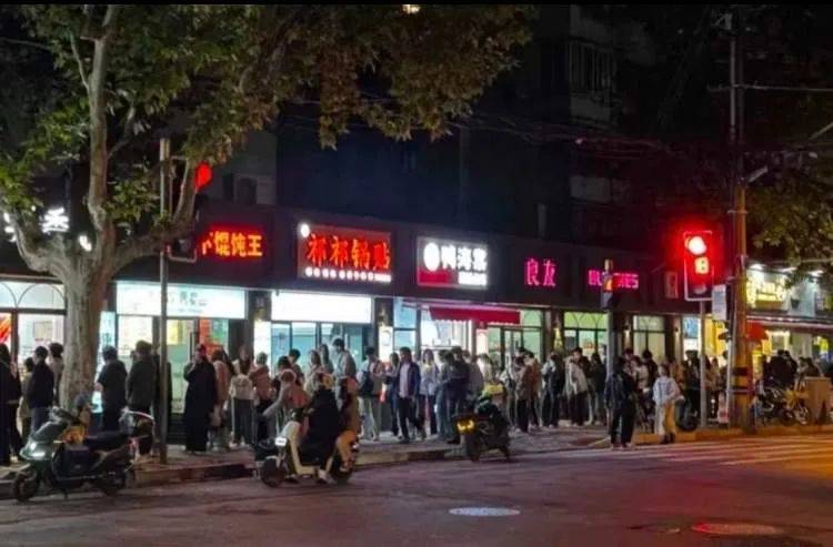 开了15年突然火了<strong></p>
<p>币安binanceios</strong>！有人排队4小时！“泼天的富贵”让老板也有点“懵”...
