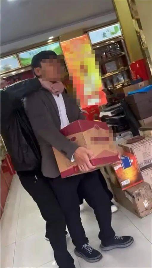 男子花7200元买酒<strong></p>
<p>币安如何交易</strong>，扫防伪码竟扫出不雅网站，还遭商家“锁喉”抢酒？
