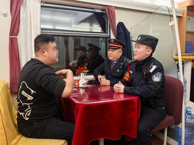 列车上一醉酒“纹身哥”突然对乘警说“我是逃犯”<strong></p>
<p>binance币安下载</strong>，乘警一查：不，你不是！