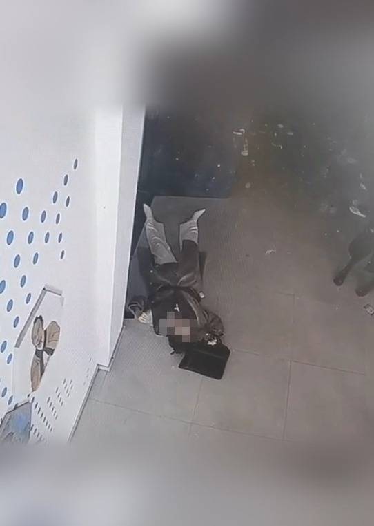 河南一大学老师心脏骤停晕倒<strong></p>
<p>币安价格</strong>，女学生按压施救：我也很害怕，看到老师好转激动手抖