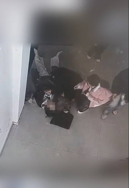 河南一大学老师心脏骤停晕倒<strong></p>
<p>币安价格</strong>，女学生按压施救：我也很害怕，看到老师好转激动手抖