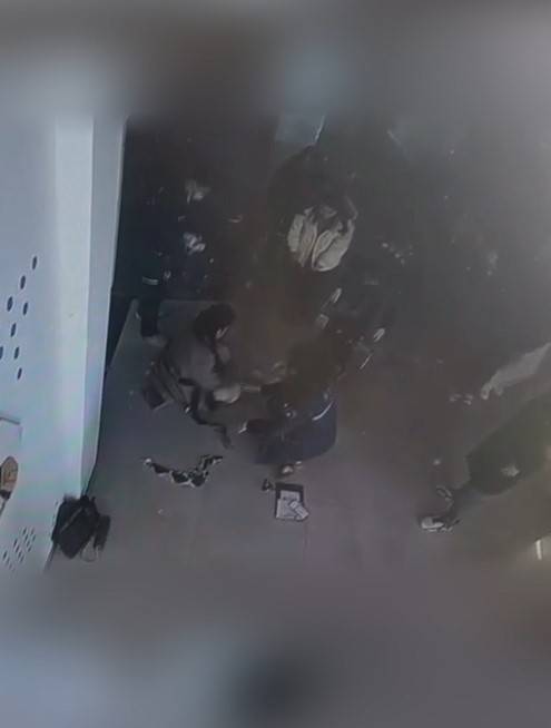河南一大学老师心脏骤停晕倒<strong></p>
<p>币安价格</strong>，女学生按压施救：我也很害怕，看到老师好转激动手抖