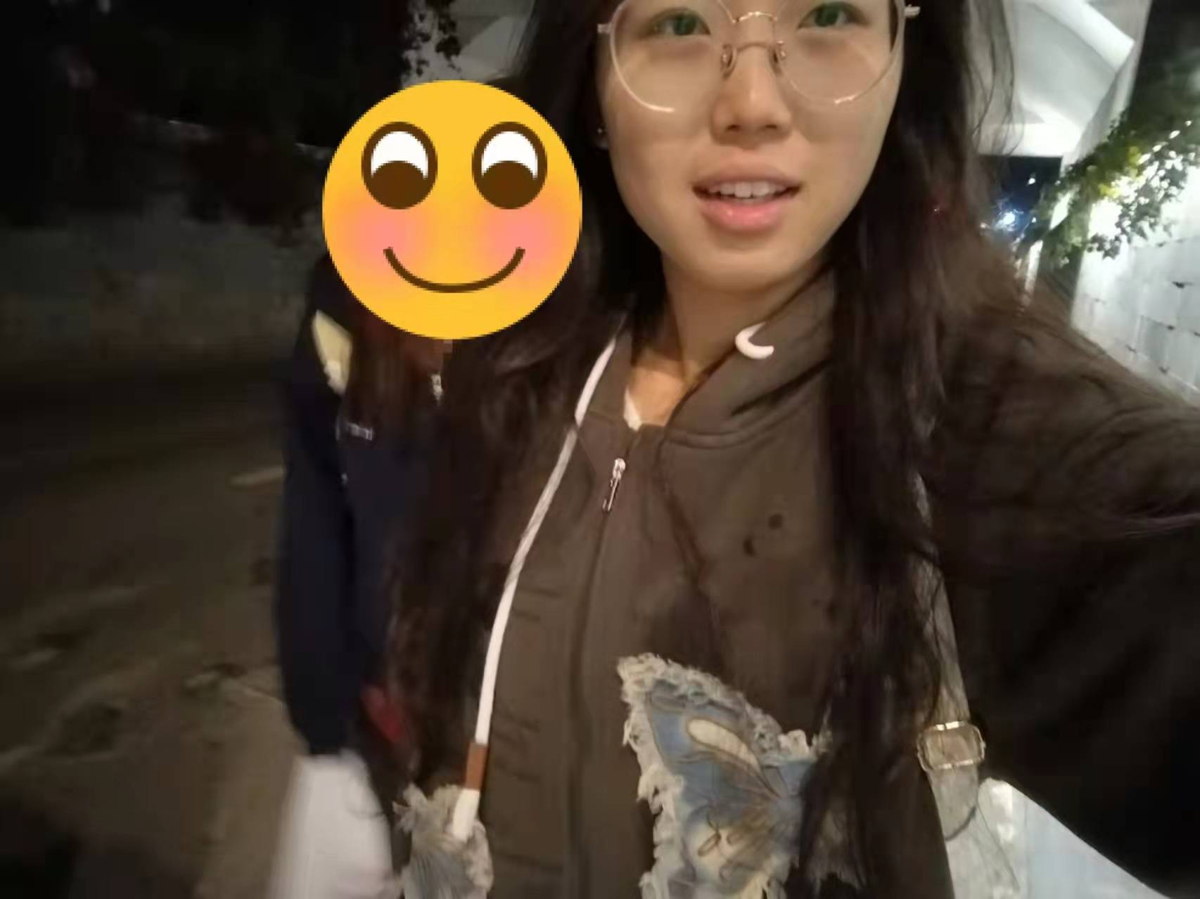 河南一大学老师心脏骤停晕倒<strong></p>
<p>币安价格</strong>，女学生按压施救：我也很害怕，看到老师好转激动手抖