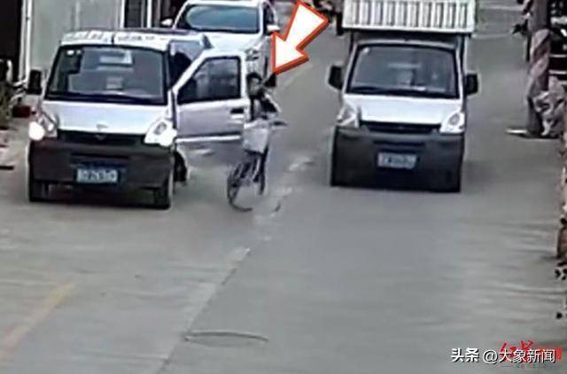 男孩骑单车遭遇“开门杀”<strong></p>
<p>币安海外</strong>，摔倒后又被小货车碾压 广东汕头有关部门：及时送医，无生命危险
