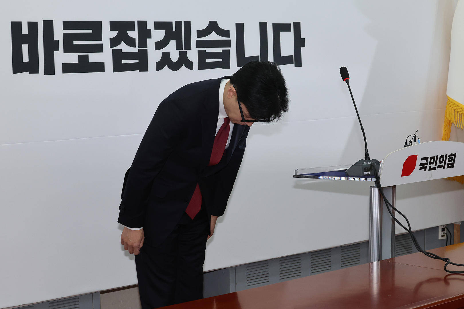 突然主张弹劾总统的韩国执政党党首：曾获尹锡悦多次提拔<strong></p>
<p>币安APP</strong>，后因第一夫人惹怒“亲尹派”